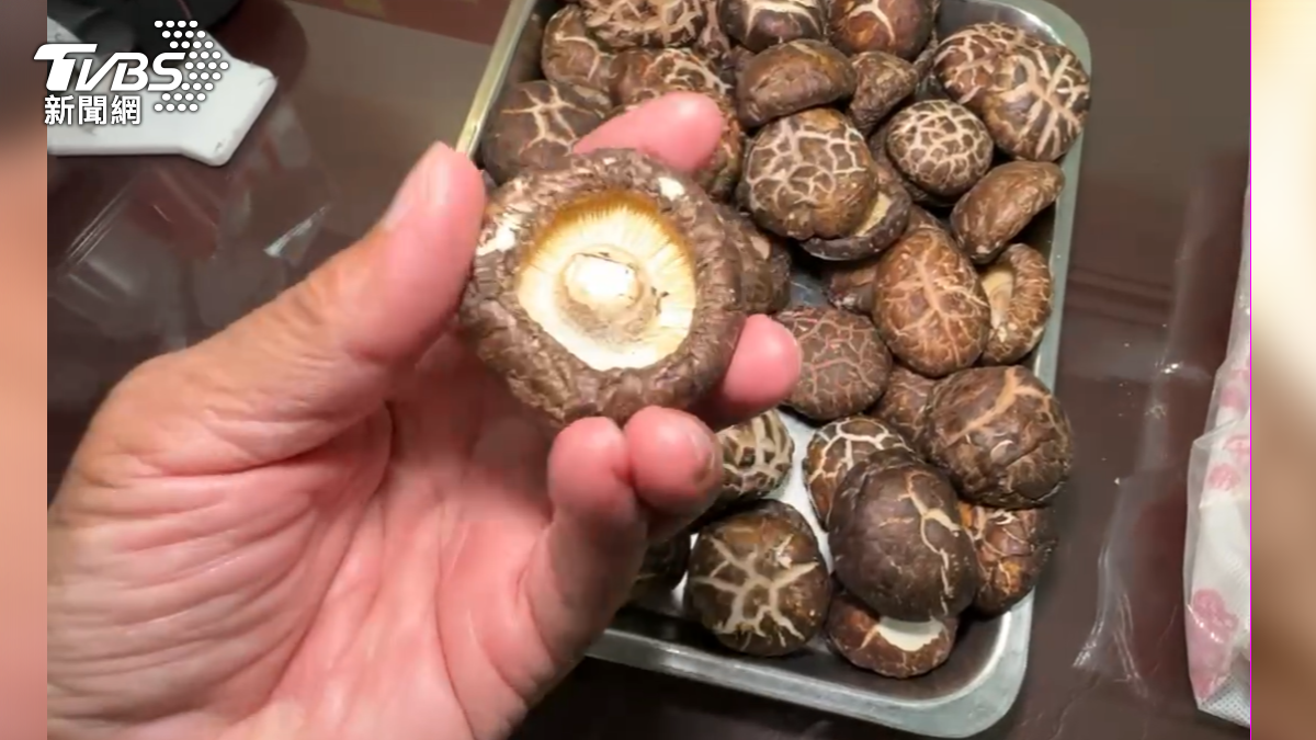 業者選用一斤市價上千元的花菇,他們的進貨成本,一克就要1.5元,每朵香菇五至六克(圖/TVBS)