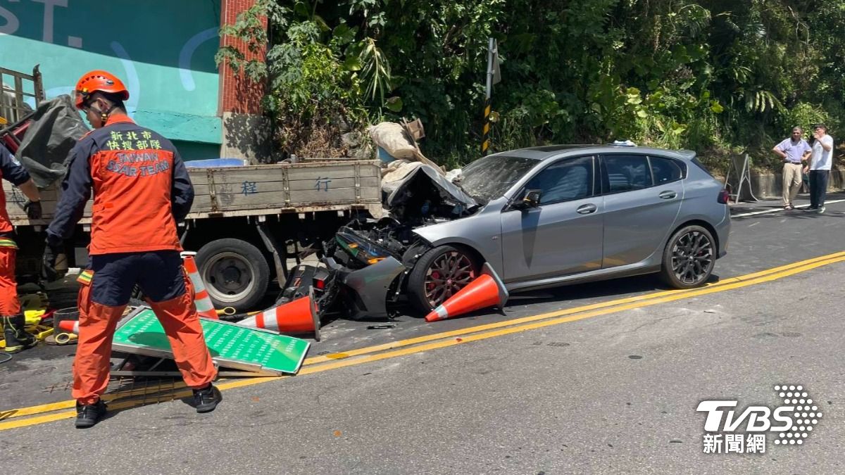 有片/撞擊瞬間曝!新店BMW疑過彎太快 猛撞貨車1工人死亡
