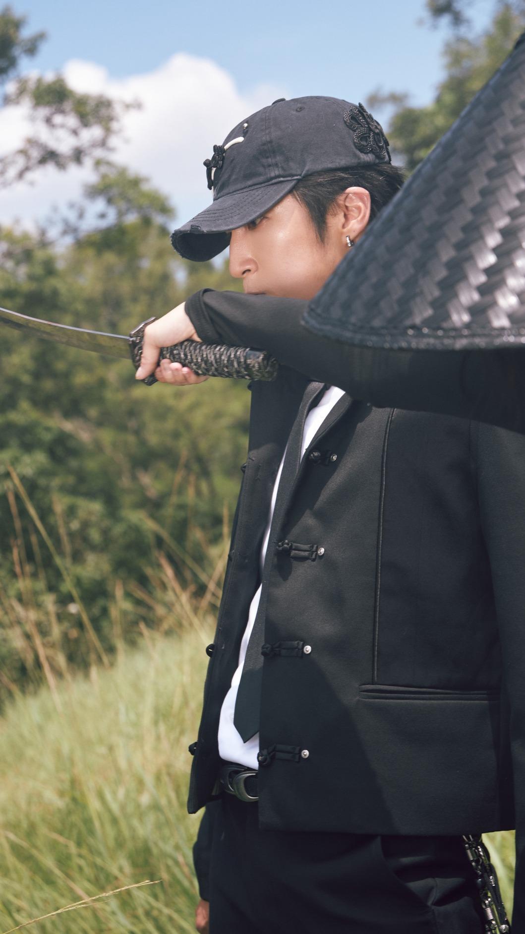 婁峻碩致敬武士精神,在新歌裡有不少動作戲。(圖/伊弗龐金有限公司提供 )