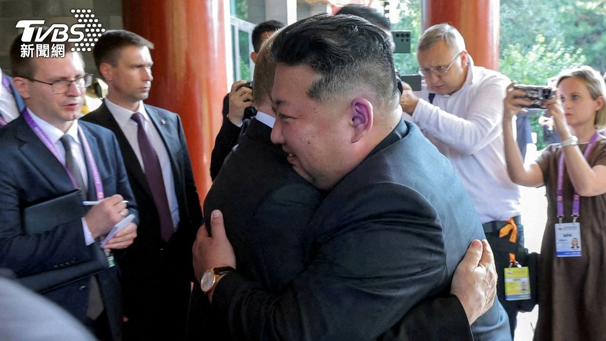 俄羅斯釋出普欽和金正恩在北京相擁的照片,但金正恩的瑞士名錶成另類焦點。(圖/達志影像美聯社)