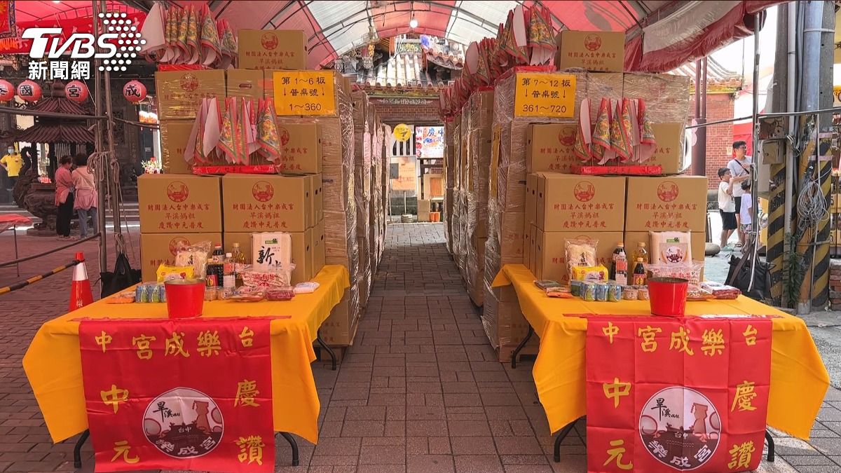 台中樂成宮「供品版無限城」　6000箱拜拜後捐公益。(圖／TVBS)