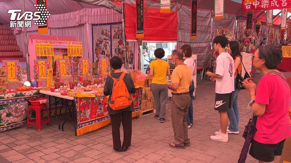 善心台灣人！廟宇普渡6千箱供品半數願捐作公益。(圖／TVBS)