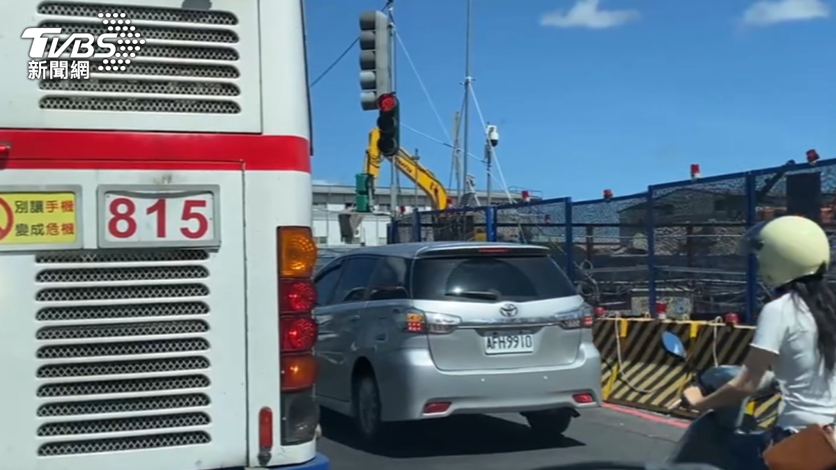 徐匯中學站捷運工程釀塞車。（圖／TVBS）