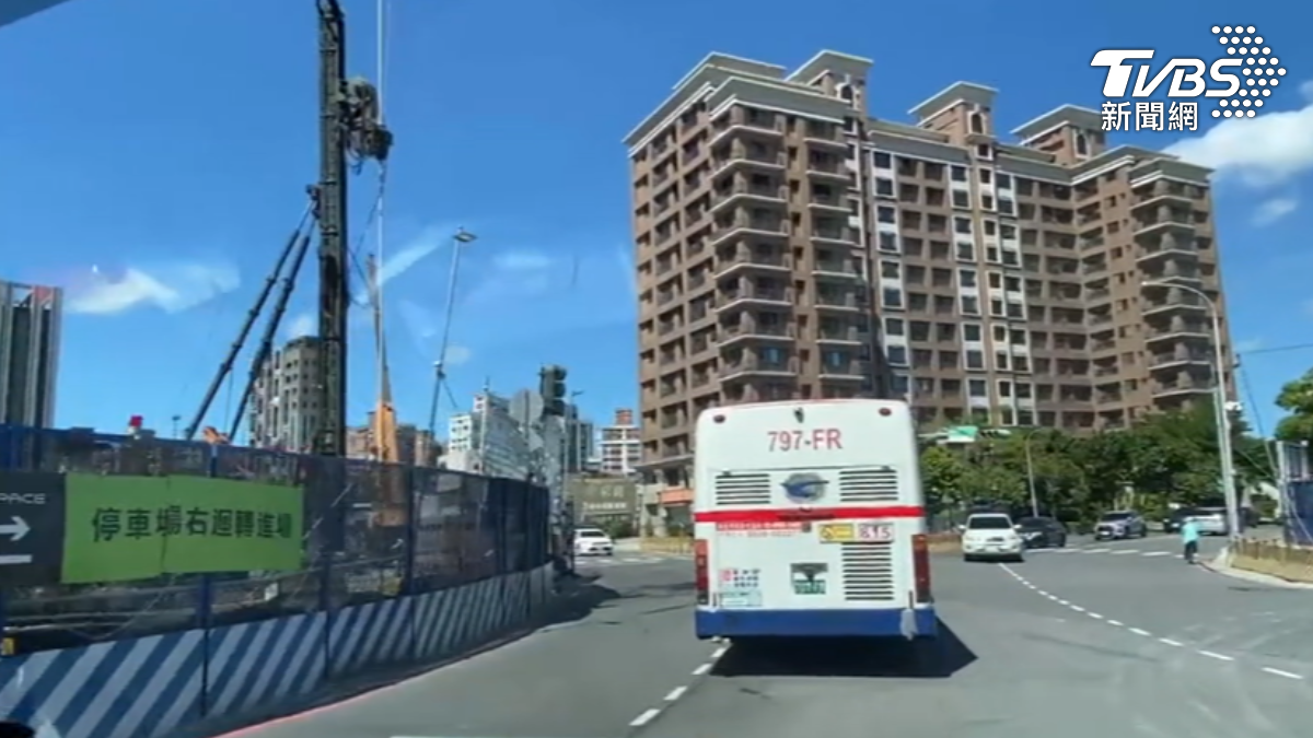 徐匯中學站捷運工程釀塞車。（圖／TVBS）