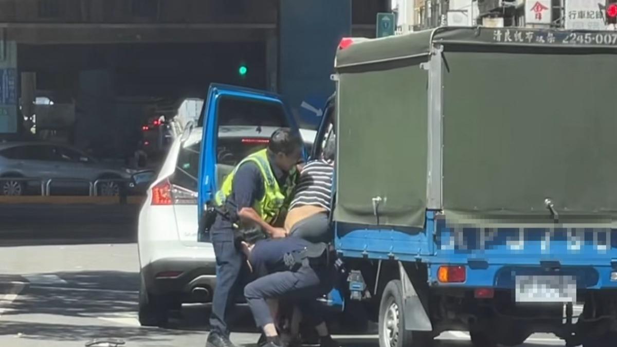 新北搬家工人「車停路中」爽睡 警敲窗他持喪屍煙彈急了