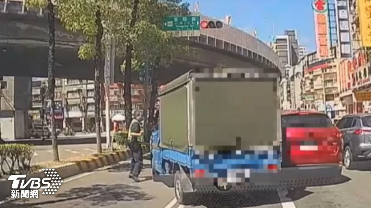 曾男試圖衝撞員警逃逸。（圖／TVBS）