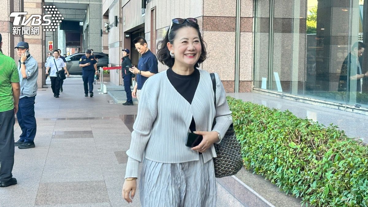 吳思瑤下午赴民進黨中央黨部,與賴清德進行座談。(圖/潘袁詩羽攝)