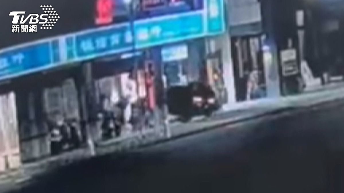 保時捷酒駕男闖紅燈撞銀行!逃逸後被逮。(圖/TVBS)
