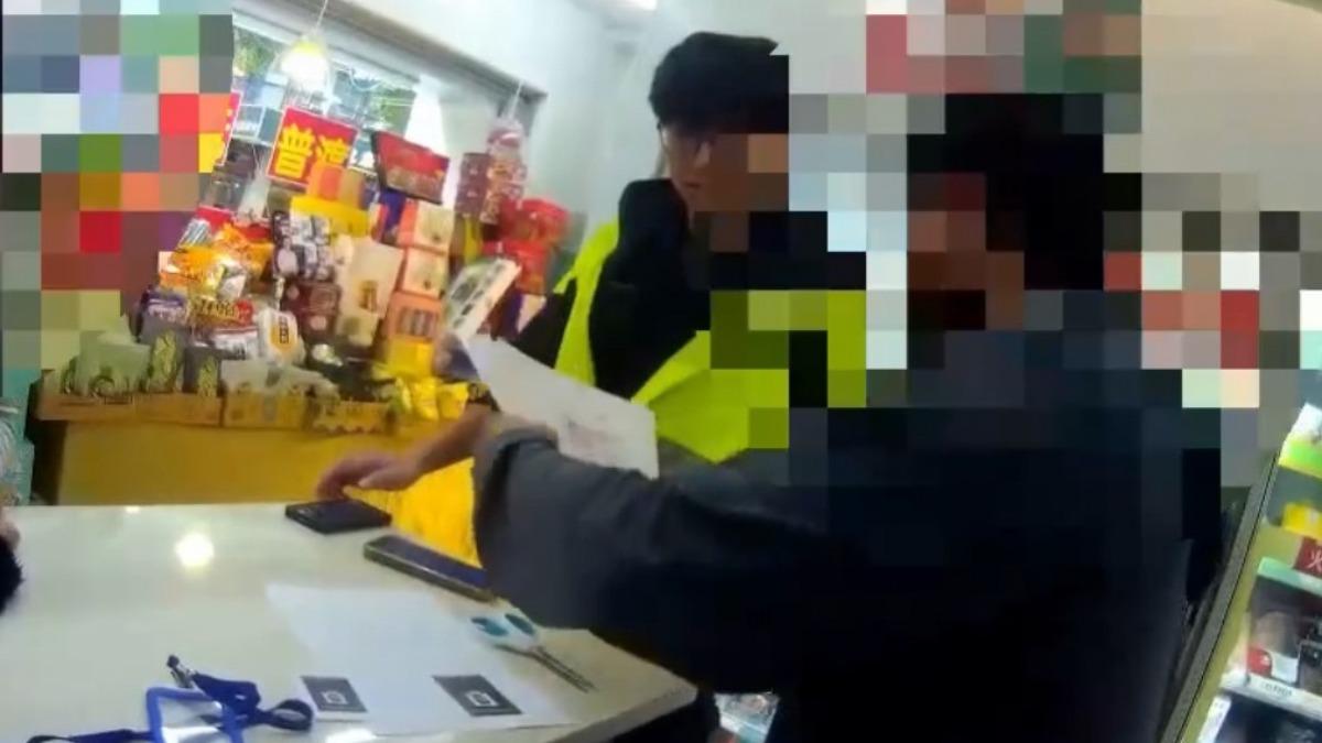 開工前先裁切、黏證件，超商美勞車手露餡。（圖／警方提供）