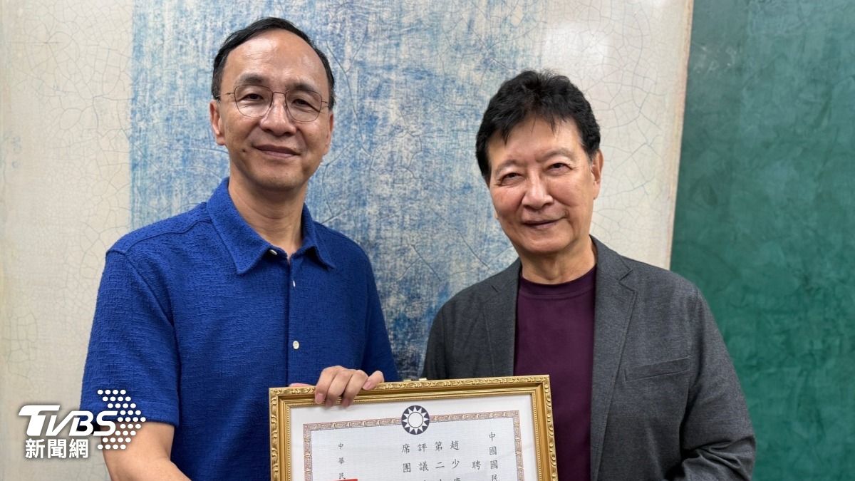 國民黨主席朱立倫,聘戰鬥藍領袖趙少康為國民黨「中評會主席團主席」。(圖/朱立倫臉書)