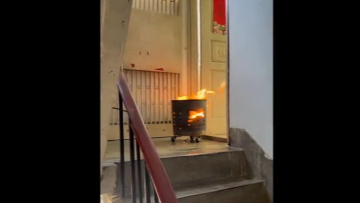 有住戶在公寓樓梯間燒金紙,鄰居怒「發生意外誰能負責?」。(圖/民眾提供)