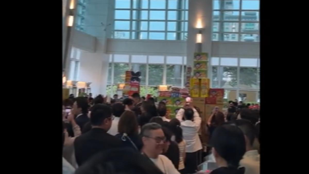 台北101普渡拜拜不只綠色乖乖堆得比人高，還祭出精品香水。（圖／翻攝threads:daskafed）
