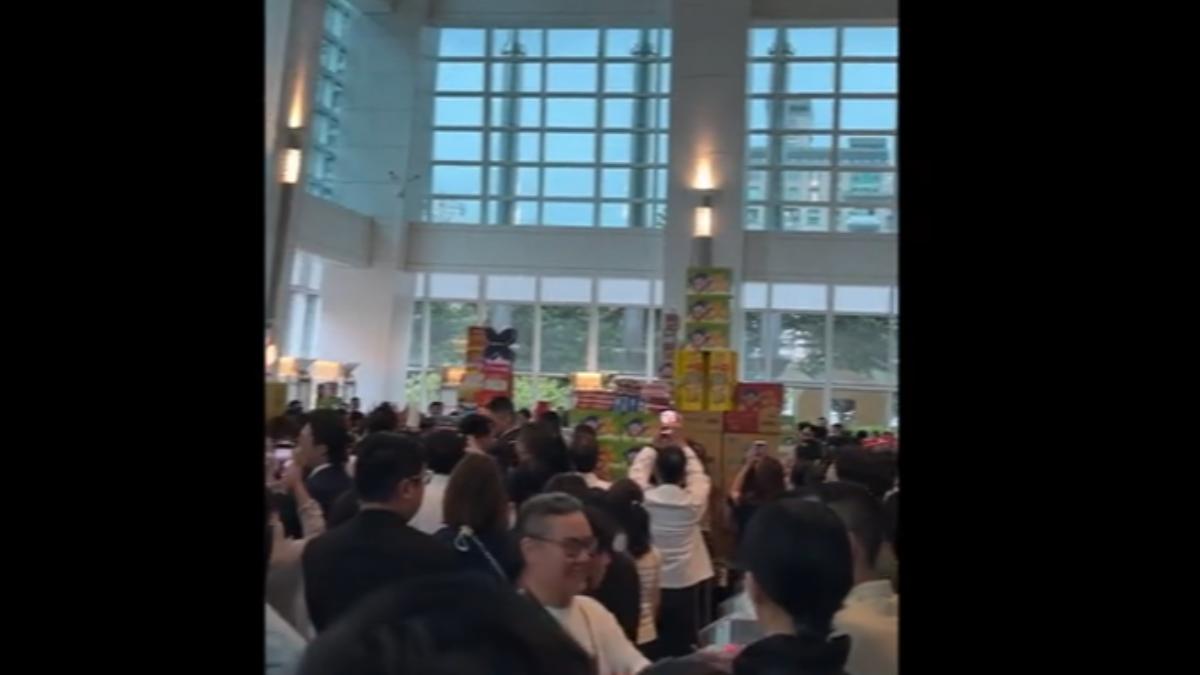 台北101普渡拜拜不只綠色乖乖堆得比人高,還祭出精品香水。(圖/翻攝threads:daskafed)