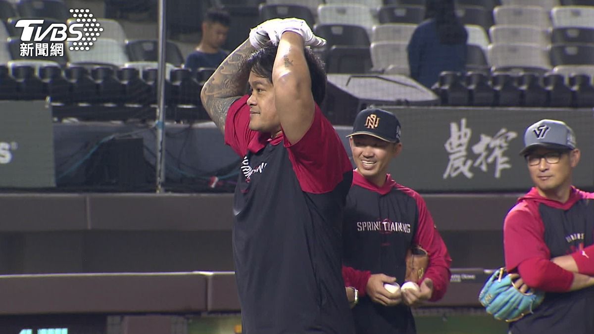 大師兄林智勝將引退,依舊很寵粉,對場邊球迷比出愛心。(圖/TVBS)