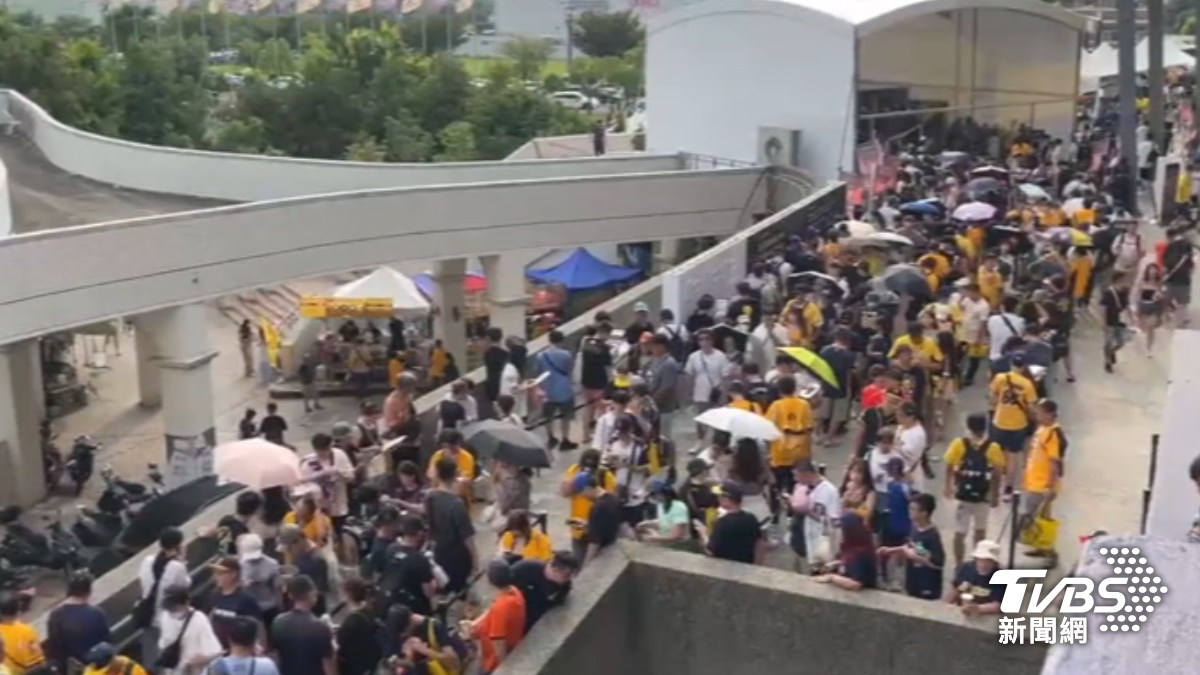 中信兄弟主題日週邊排隊人潮。（圖／TVBS） 
