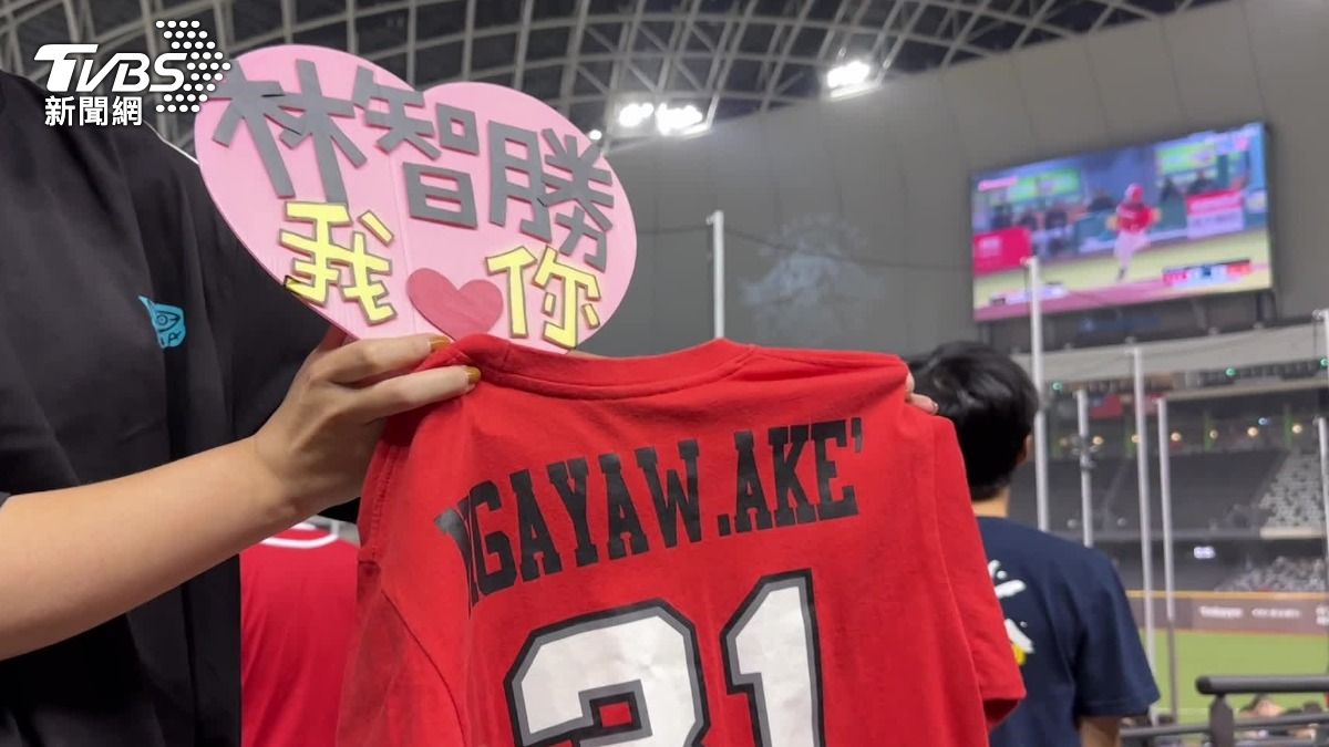 死忠球迷透露,自己已經喜歡林智勝超過十年,三場引退賽都會進場看,因為是非常重要的一刻。(圖/TVBS)