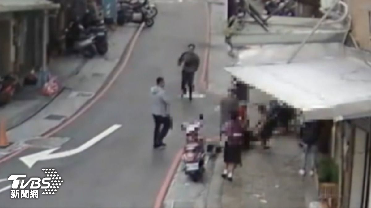 被害人找來鄰居聯手壓制車手，埋伏警緊急上前支援。（圖／TVBS）