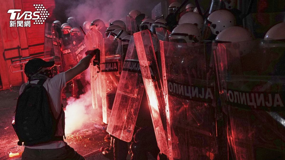 塞爾維亞延燒了十個月的反政府抗議升級,爆發激烈的警民衝突。(圖/達志影像美聯社)