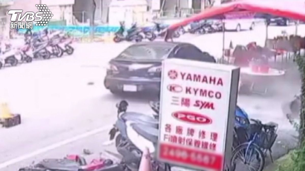 中元節驚魂!黑車暴衝撞飛女外送員 失控衝進「普度棚」。(圖/TVBS)