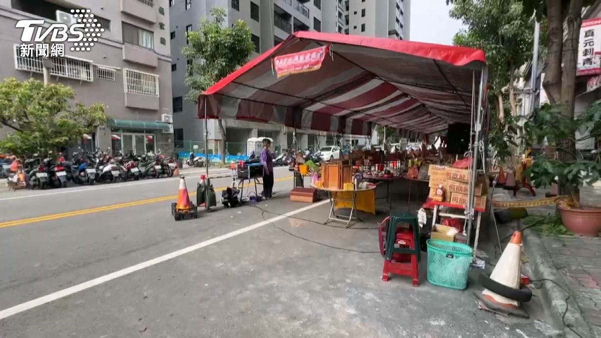 61歲男撞飛外送員 衝進普度棚引驚慌。(圖/TVBS)