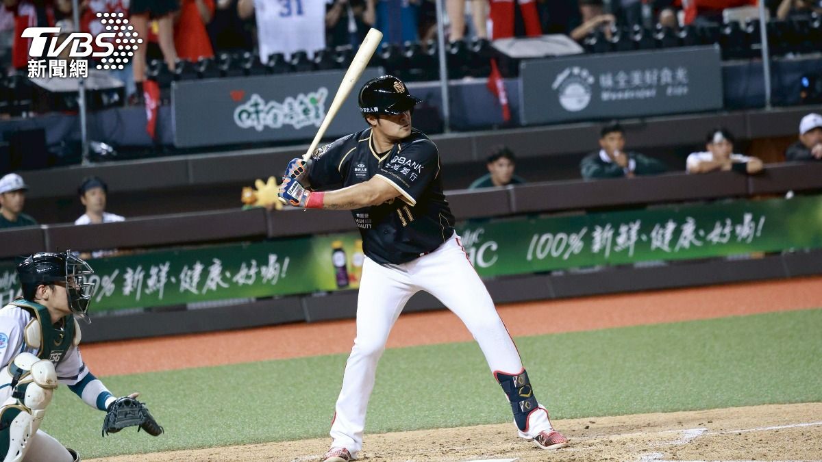 林智勝引退賽敲出全壘打,職棒生涯畫下完美句點。(圖/華子琛攝)