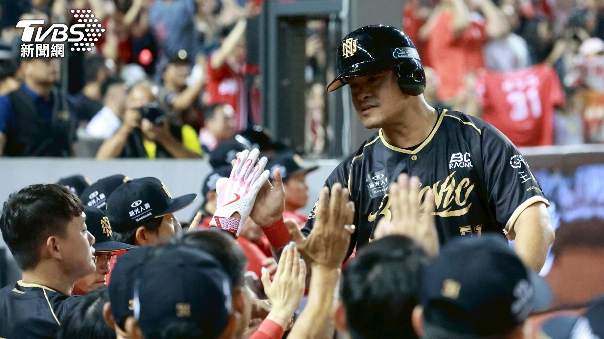 林智勝與隊友、教練擊掌。(圖/華子琛攝)