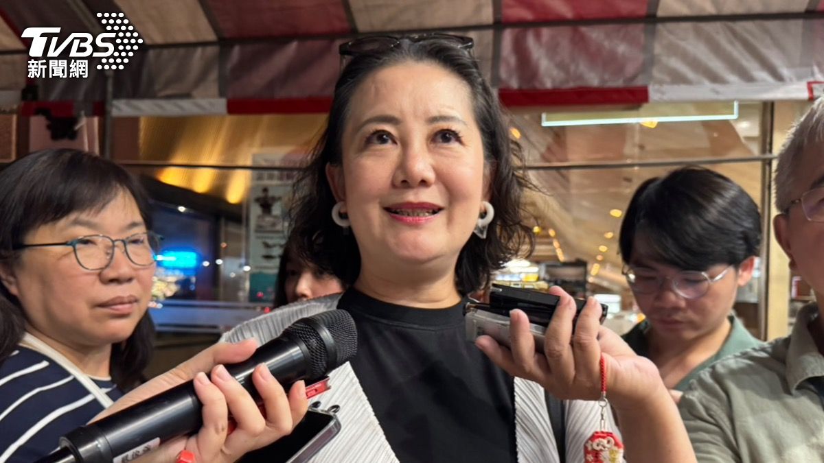 民進黨立委吳思瑤6日出席總統賴清德邀擊的黨公職座談，並在會後受訪轉述內容。（圖／潘袁詩羽攝）