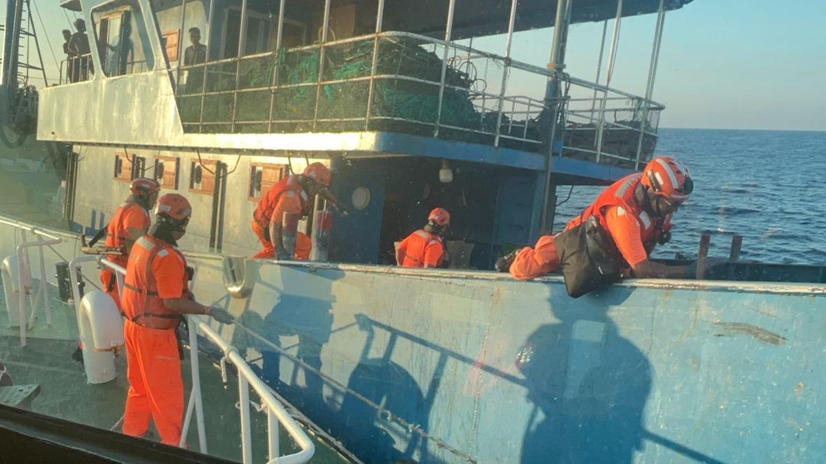 大陸漁船越界澎湖蛇行拒檢!海巡「強靠登檢」押返馬公