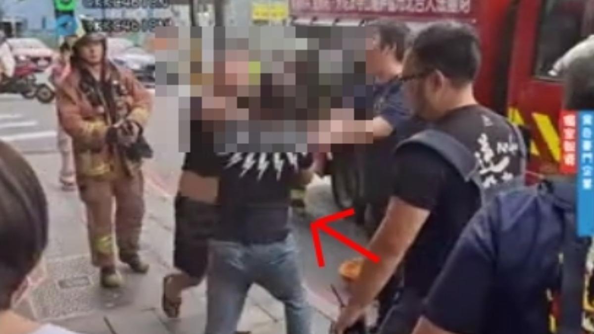 為討10萬,闖民宅持滅火器噴,遭鄰居阻止竟然演變成互毆。(圖/翻攝黑色豪門企業)