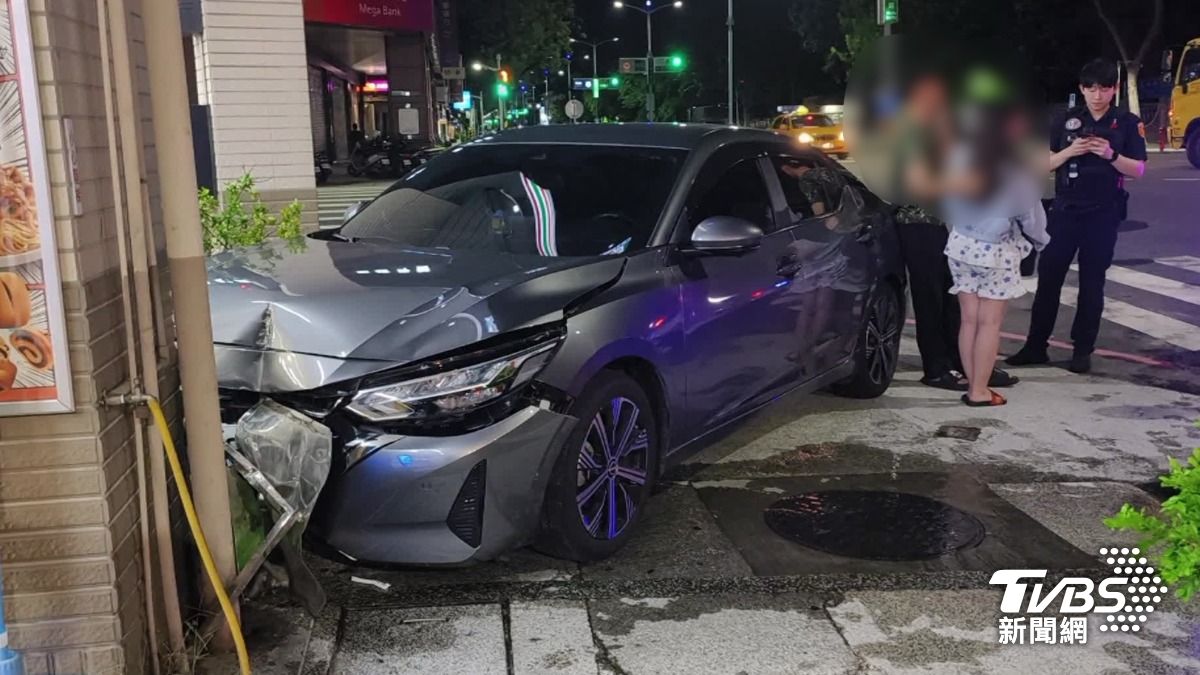 車上女駕駛嚇壞了,在友人安撫下,做筆錄。(圖/TVBS)