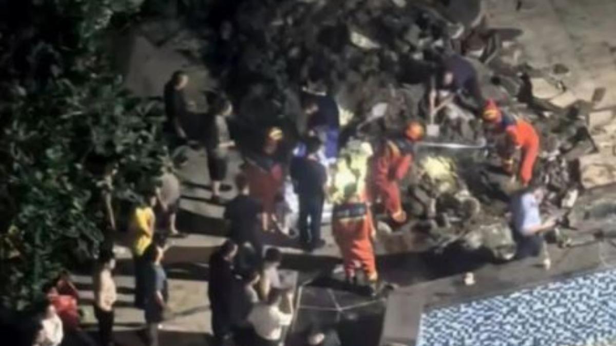 消防人員開挖泳池周圍，深夜尋回孩童遺體。（圖／瀟湘晨報）