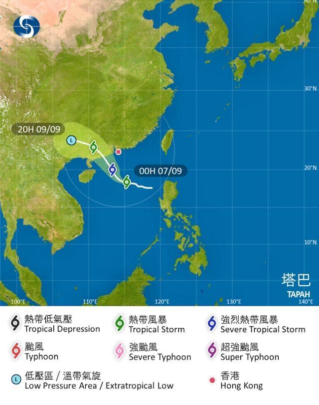 根據天文台,截至晚上9時整,塔巴位處香港東南偏南約480公里,增強至熱帶風暴級別,中心附近最高持續風速為每小時65公里 。(圖/香港天文台提供)