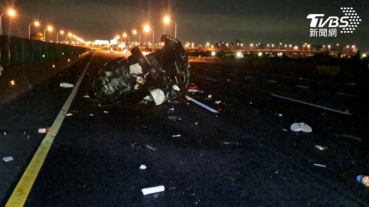 國道仁德段連環撞4傷 1女撞護欄「車體扭曲變形」翻車重傷