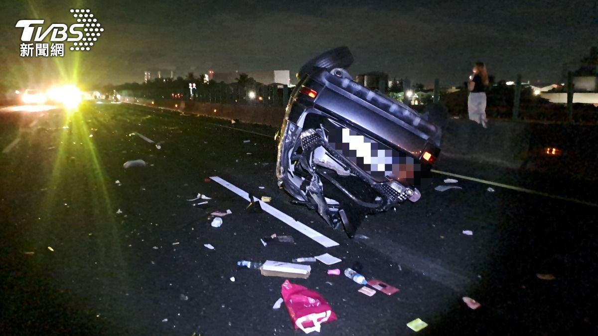 22歲李女猛撞護欄,車體扭曲變形。(圖/TVBS)