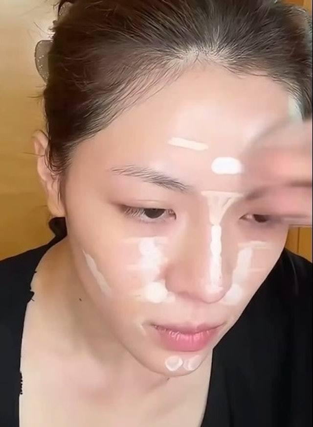 鍾楚曦曾在個人社群帳號分享自己如何化妝。(圖/翻攝自鍾楚曦微博)