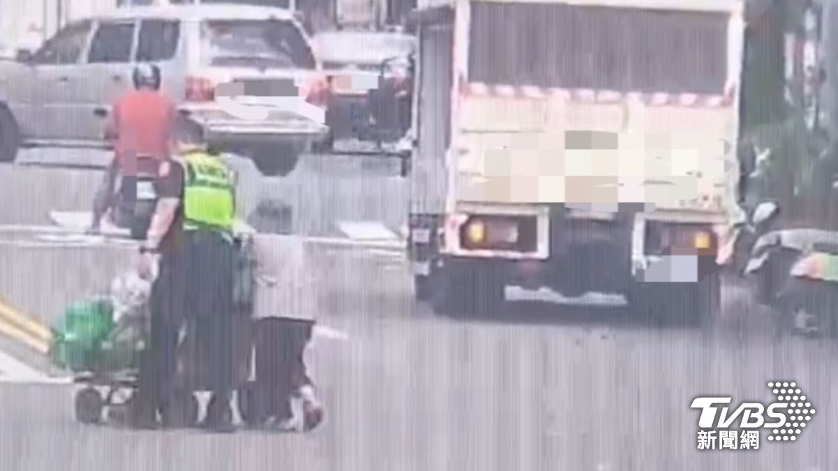 最暖背影!高雄嬤烈日推回收車倒路中 警霸氣推車護送