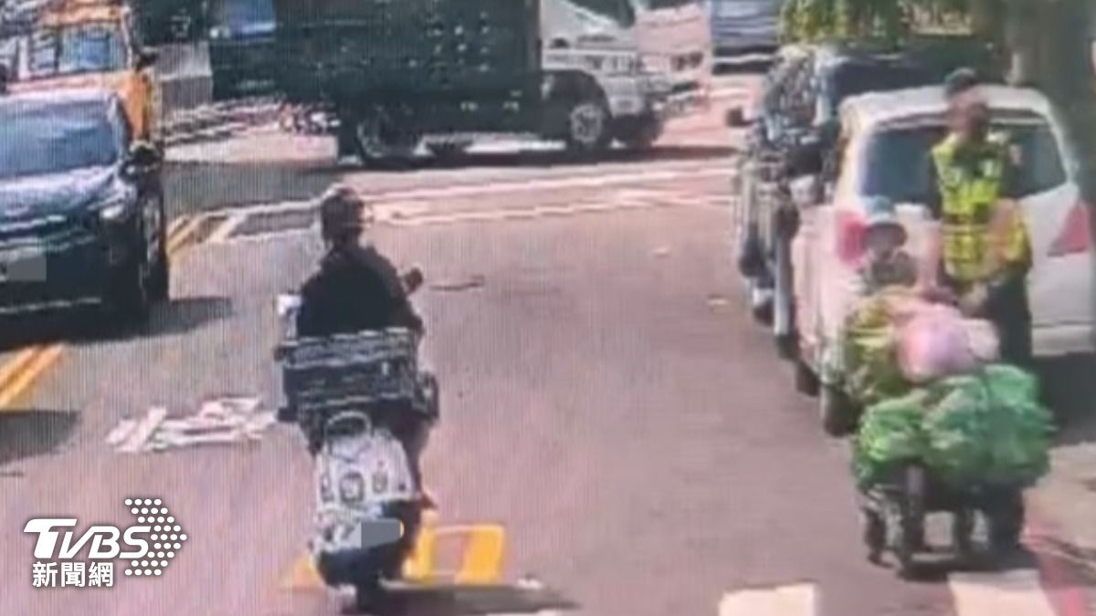 警方見老婦步履蹣跚要將高如山的資源回收車推返家。(圖/TVBS)