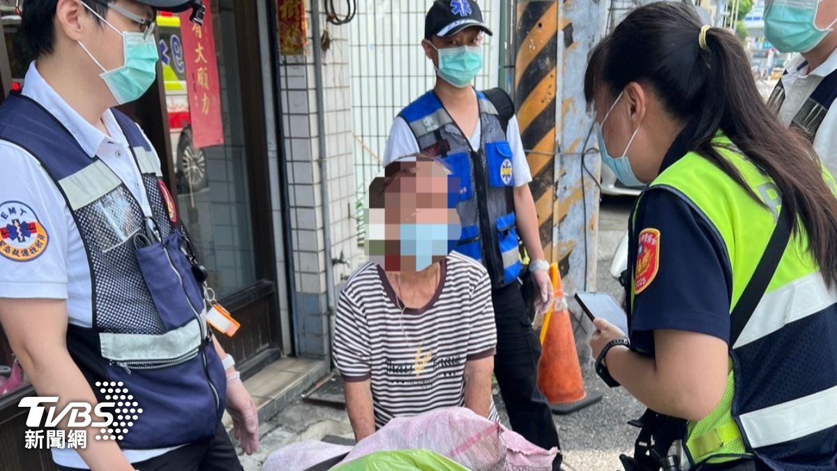 阿嬤見警察熱心的服務,頻頻道謝。(圖/TVBS)