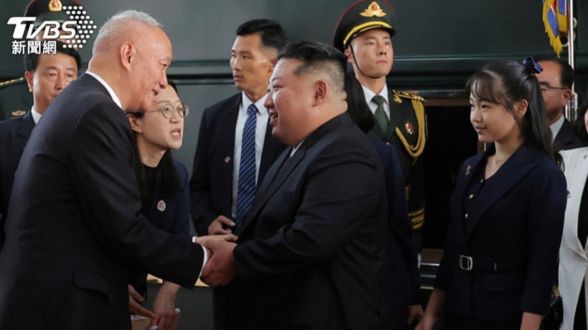北韓領導人金正恩出訪北京，女兒金主愛（右）也隨行。（圖／達志影像美聯社）