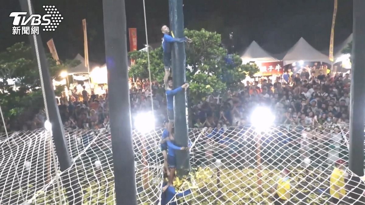 儘管全身沾滿牛油滑溜難爬,參賽者仍靠著團隊間的默契與耐力挑戰高度。(圖/TVBS)