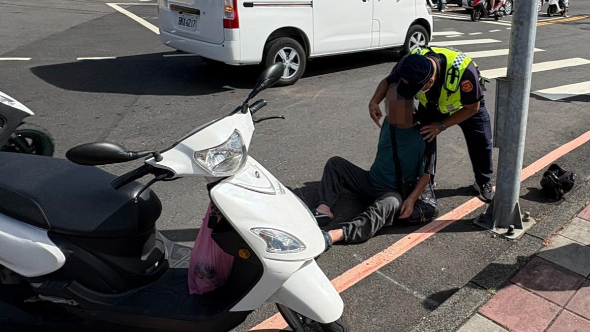 阿北自摔被機車壓，警民合力搶命。(圖／警方提供) 