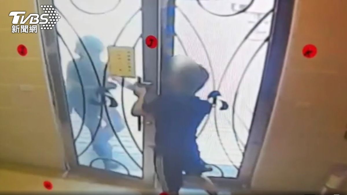 住家中庭見警逃回家,通緝犯遭踹門逮捕。(圖/TVBS)