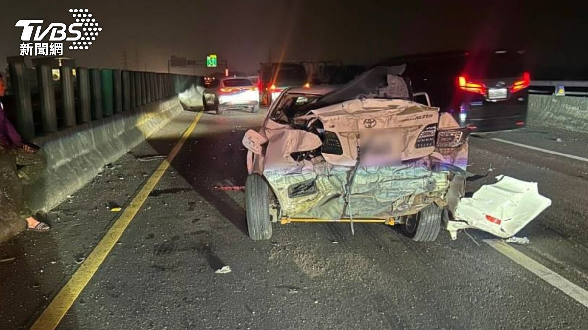 男子駕駛自小客車,行經台66快速公路不明原因自撞內側護欄。(圖/TVBS)