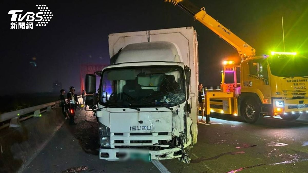 台66連環車禍,3車毀損路段封閉2小時。(圖/TVBS)