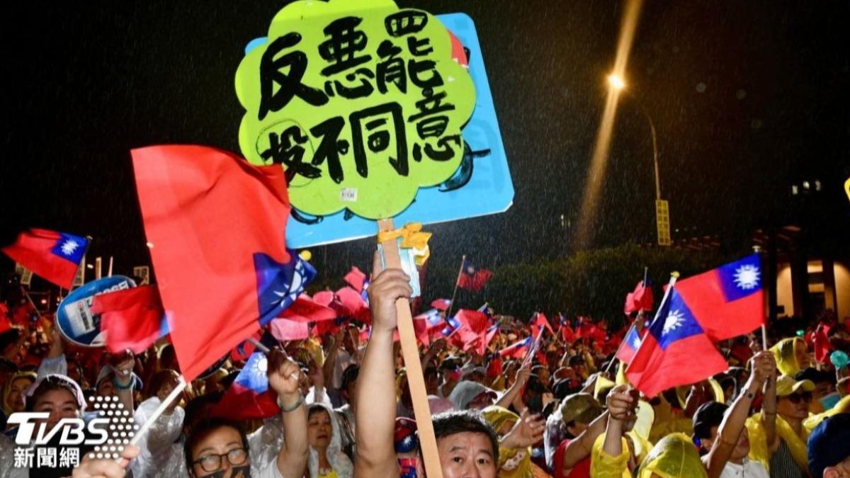 英記者待4年稱「受政治干預」離台 難忍大罷免及家人受攻擊