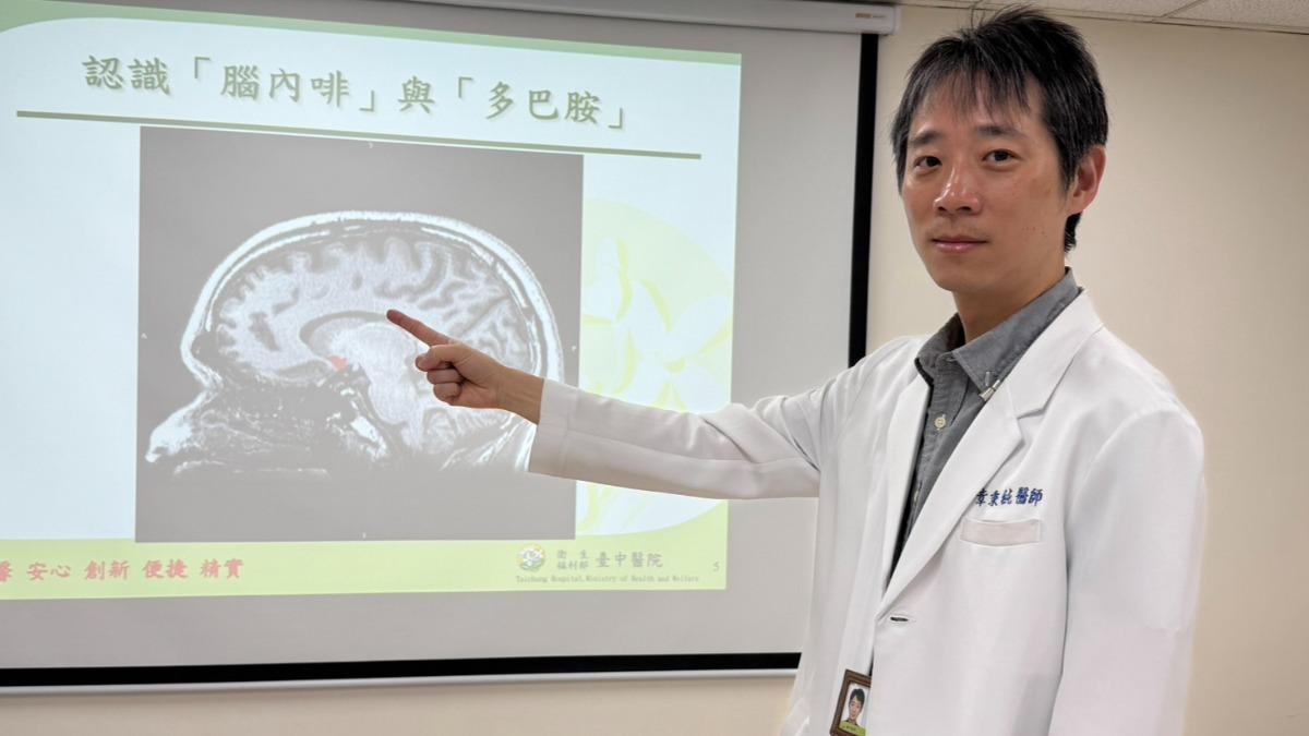 章秉純會鼓勵青少年找尋其他生活重心,避免沈迷虛擬網路世界無法自拔。(圖/台中醫院提供)