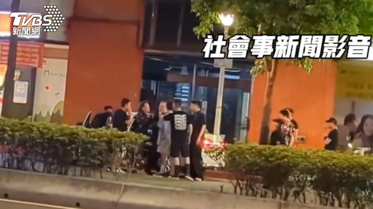 多元計程車遭多人包圍。(圖/翻攝社會事新聞影音)
