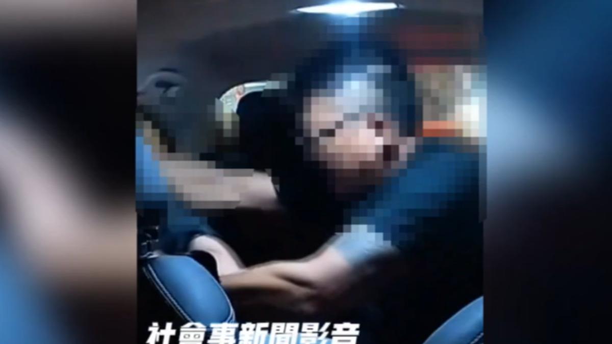 計程車後座男強拉女乘客施暴，運將等客人下車後急報案。（圖／翻攝社會事新聞影音）