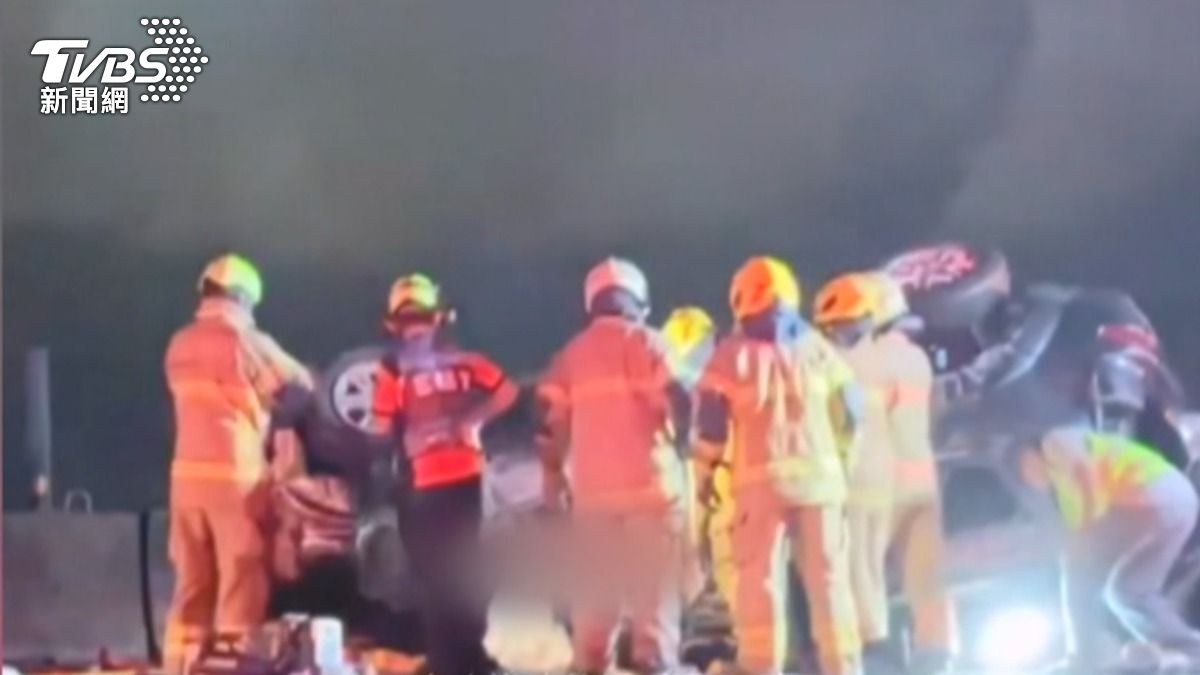 消防人員成功救出,一名受困且意識模糊的女性駕駛。(圖/台南道路救援 張家班)
