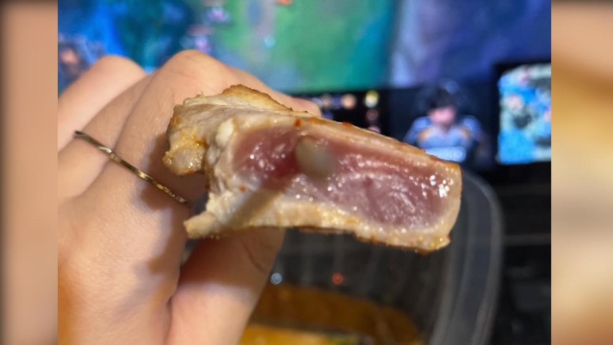 唐吉訶德烤五花肉沒熟。（圖／提供 pomeloooo_____）